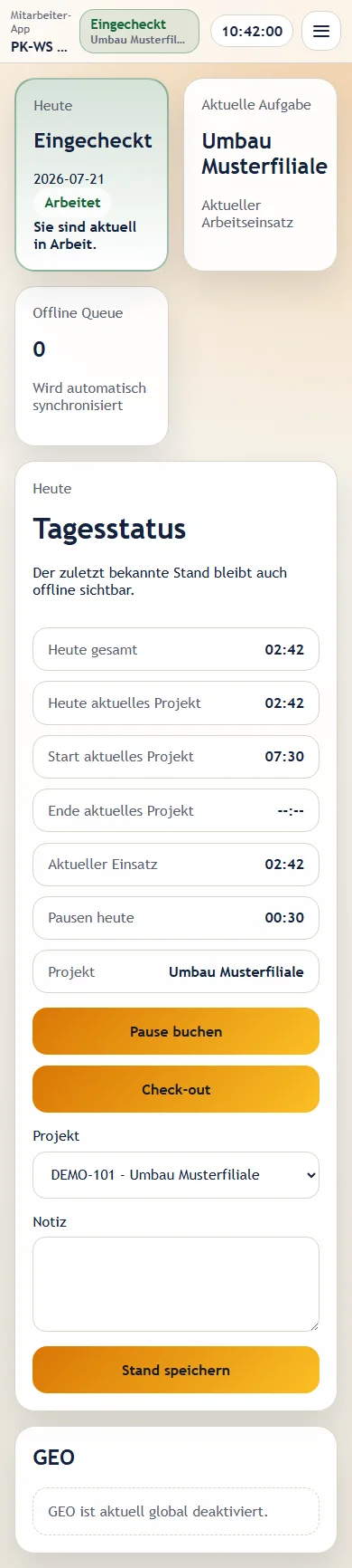 Mobile TimeApp-Tagesansicht mit synthetischem Demo-Projekt und laufender Zeitbuchung